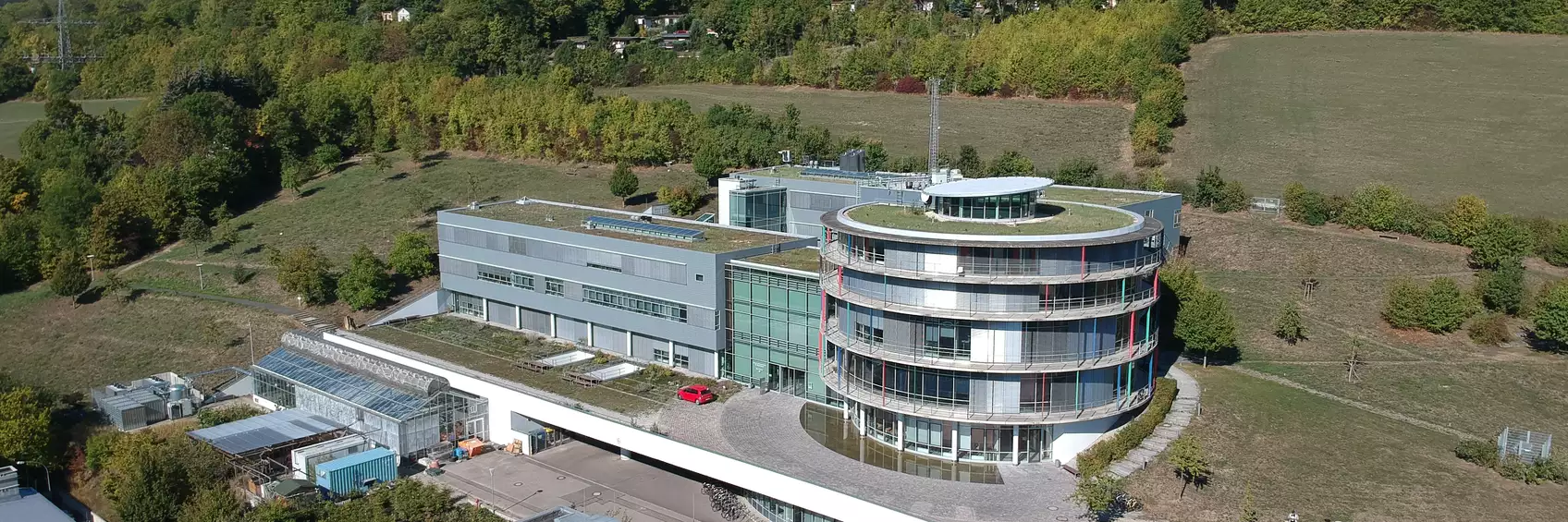 Drohnenaufnahme vom Institutsgebäude auf dem Beutenberg Campus. (© M. Strube/MPI-BGC)